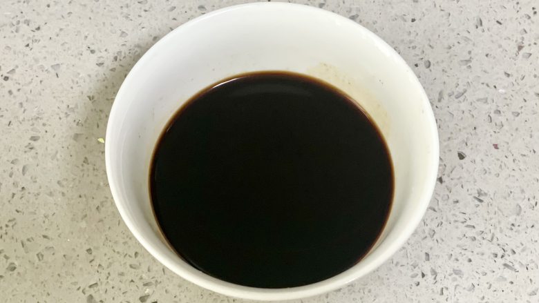 春天的味道,香椿肉末拌面,好吃到舔盘!,碗中再加少量清水调匀备用