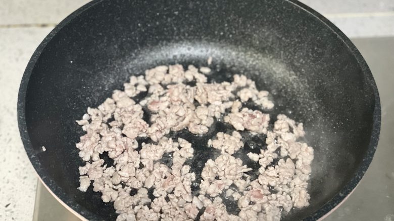 春天的味道,香椿肉末拌面,好吃到舔盘!,锅里热油,下<a style='color:red;display:inline-block;' href='/shicai/ 442'>肉末</a>炒至变色
