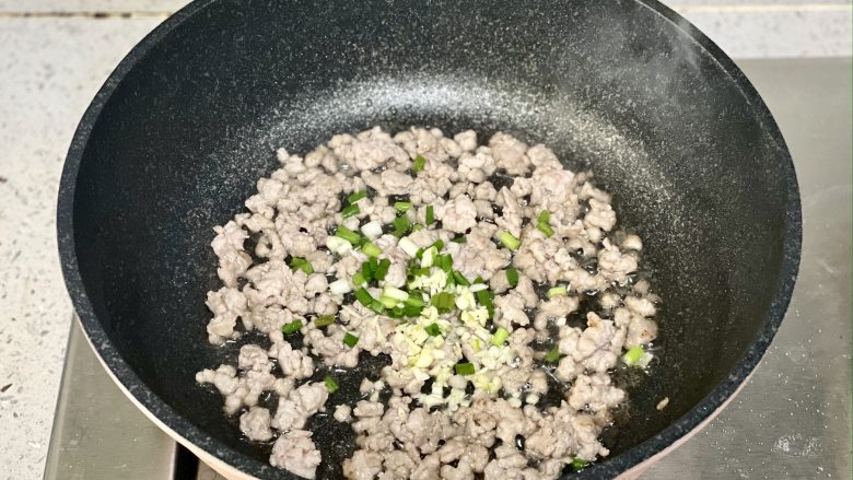 春天的味道,香椿肉末拌面,好吃到舔盘!,加入葱花和蒜末炒香