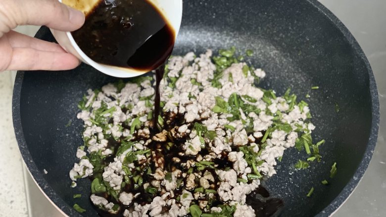 春天的味道,香椿肉末拌面,好吃到舔盘!,倒入调好的酱汁
