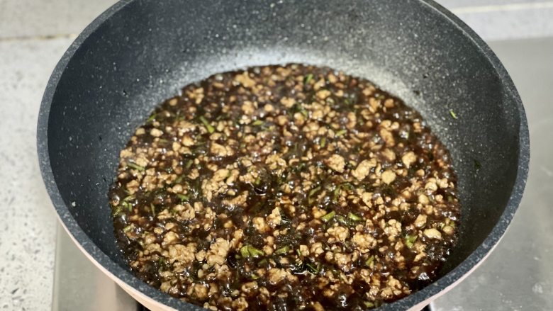 春天的味道,香椿肉末拌面,好吃到舔盘!,烧至汤汁浓稠即可关火