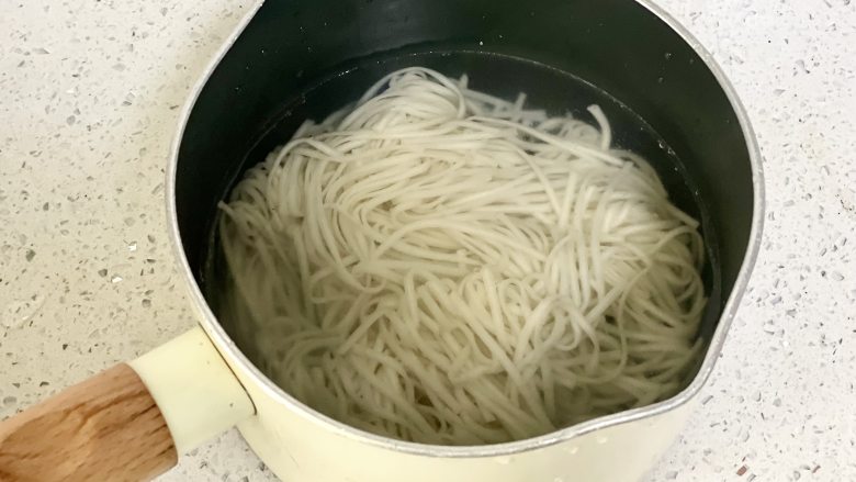 春天的味道,香椿肉末拌面,好吃到舔盘!,捞出过凉水