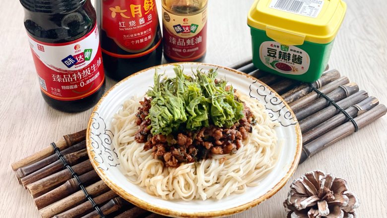 春天的味道,香椿肉末拌面,好吃到舔盘!,春天的味道