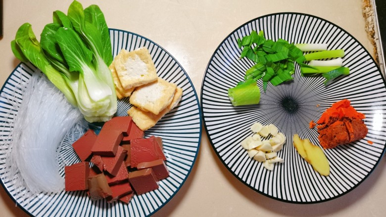 好吃到没朋友的鸭血豆腐粉丝汤来啦！,准备食材