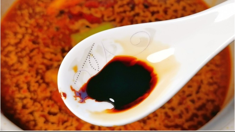 好吃到没朋友的鸭血豆腐粉丝汤来啦!,半勺<a style='color:red;display:inline-block;' href='/shicai/ 762'>老抽</a>