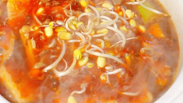 好吃到没朋友的鸭血豆腐粉丝汤来啦!,再放入适量<a style='color:red;display:inline-block;' href='/shicai/ 120'>豆芽</a>。