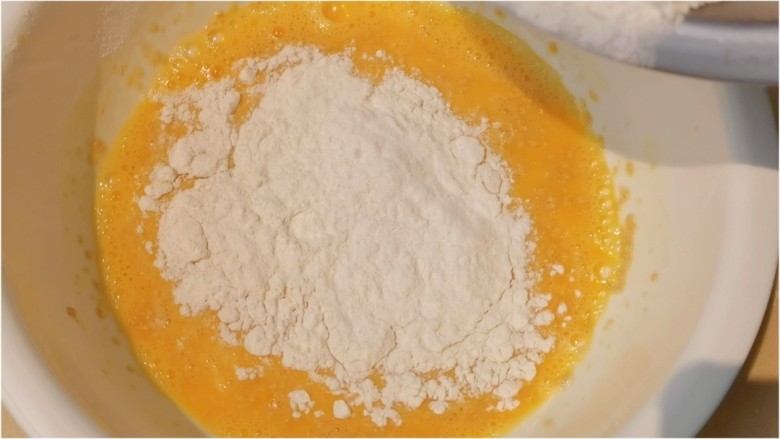 美味萨其马,分次加入面粉,搅拌均匀