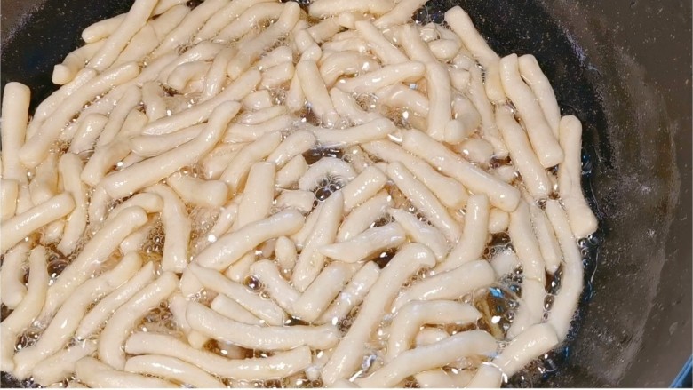 美味萨其马,锅内烧油,油温六七成热,下锅炸制。