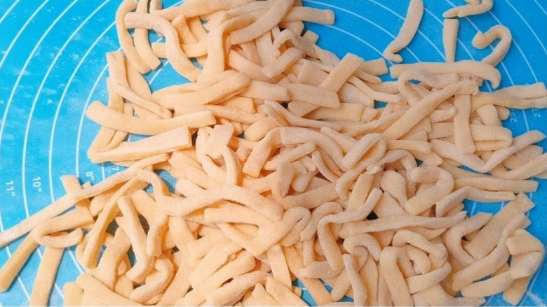 美味萨其马,再次撒上面粉防粘,