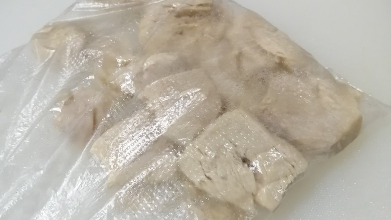 自制肉松,捞出鸡肉，用清水冲洗干净，沥干水份，用保鲜袋包好，用幹面杖敲打成鸡丝