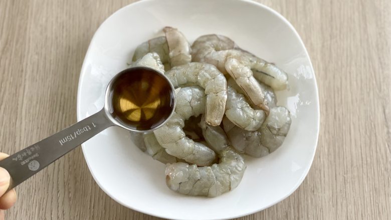 胡萝卜黄瓜炒虾仁,高蛋白低脂肪,减肥的朋友大胆吃,虾仁中加1勺<a style='color:red;display:inline-block;' href='/shicai/ 718'>料酒</a>,抓匀,去腥
