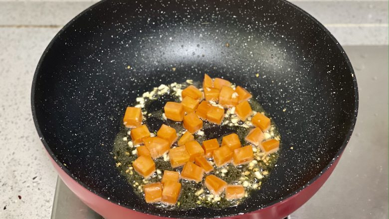 胡萝卜黄瓜炒虾仁,高蛋白低脂肪,减肥的朋友大胆吃,先加入胡萝卜丁翻炒片刻