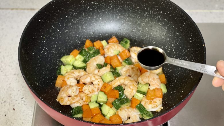 胡萝卜黄瓜炒虾仁,高蛋白低脂肪,减肥的朋友大胆吃,加入一勺生抽