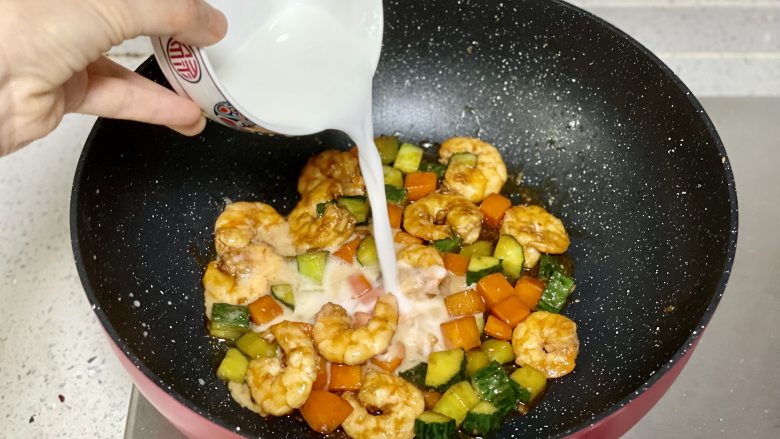 胡萝卜黄瓜炒虾仁,高蛋白低脂肪,减肥的朋友大胆吃,最后加入水淀粉勾芡