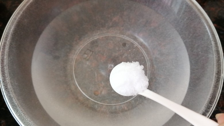 晒紫苏干,准备一大盘清水,加入盐