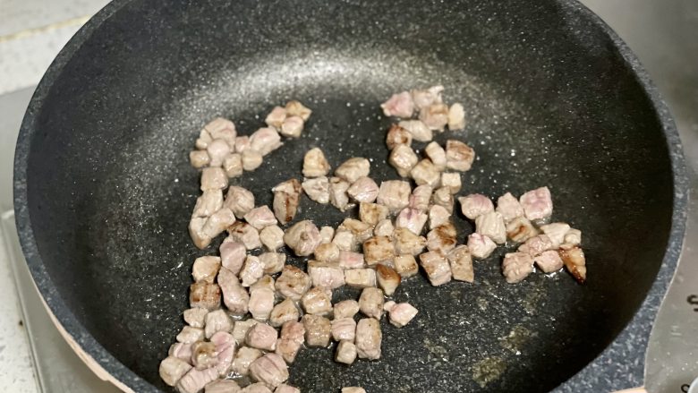 “千补万补,不如立夏一补”,立夏饭吃起来哦,锅里热油,下入去掉葱姜的牛肉丁翻炒一分钟