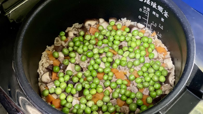 “千补万补,不如立夏一补”,立夏饭吃起来哦,煮饭功能结束前15分钟加入豌豆一起煮