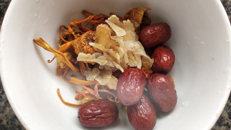 鸽子菌汤,把<a style='color:red;display:inline-block;' href='/shicai/ 2470'>红枣</a>,菌类以及天麻洗净备用