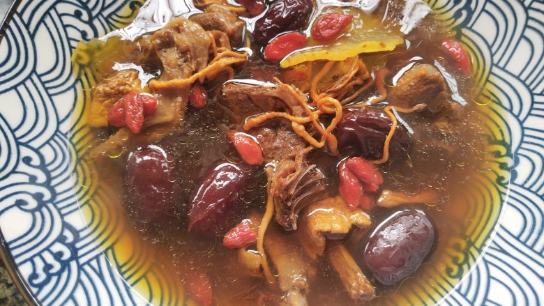 鸽子菌汤,盛在碗中,放入枸杞