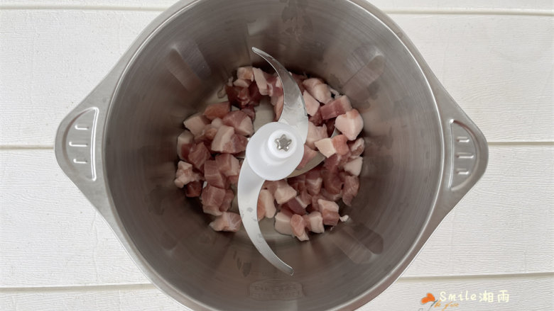 鲜花芋饺,制作肉馅:将猪肉放九阳饺子神器pro的钢杯里。