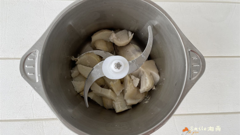 鲜花芋饺,芋头去皮切块,放九阳饺子神器pro的钢杯里。