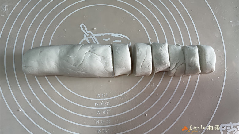 鲜花芋饺,将面团搓长条,分成20克/个。