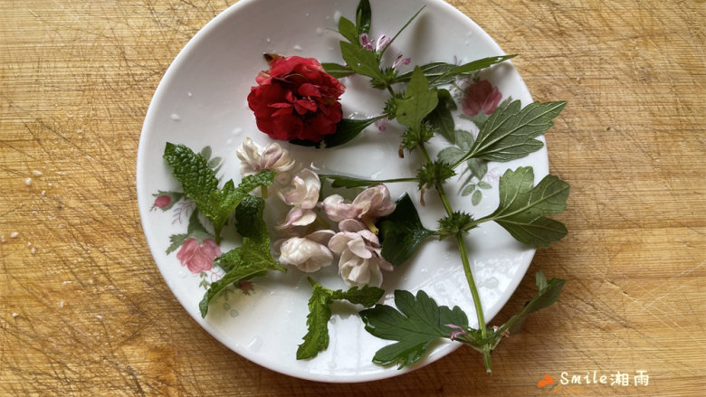 鲜花芋饺,鲜的玫瑰花、益母草、薄荷叶冲洗一下(干玫瑰花要用凉水稍泡一下)。
