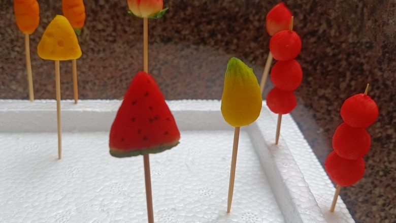 露楚,做好图案,就可以用小刷子上色了,食用色素加水,可多次上色
