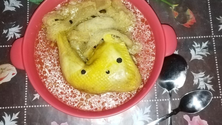 竹荪鸡汤,加黑枸杞,黄油鸡汤端上餐桌。