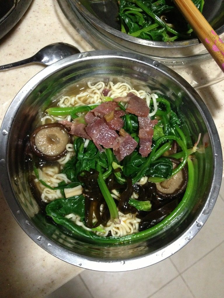 瑶柱花胶瘦肉炖香菇汤拌面,沸水煮好面捞起备用、放些自己做好的小卤莱小卤肉拌在一起、注入炖好的汤捞面、鲜美哇!