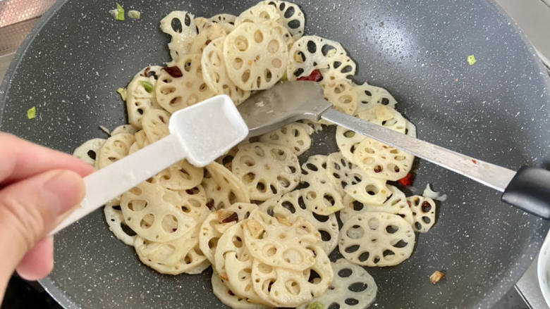 炝炒藕片,尝下咸淡根据个人口味补充少许食盐,翻炒均匀