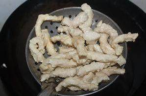 椒盐里脊 ,将油烧到七成热,肉条放进去能马上浮起来的程度,将肉条逐一放入锅中,炸到微微变色就捞出来;