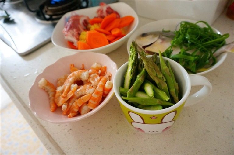 芦笋虾球,如图准备好食材