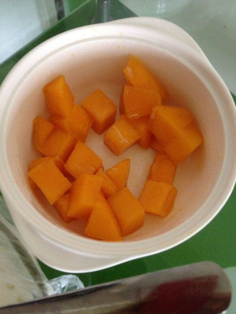 芒果牛奶西米露,芒果切成小块备用
