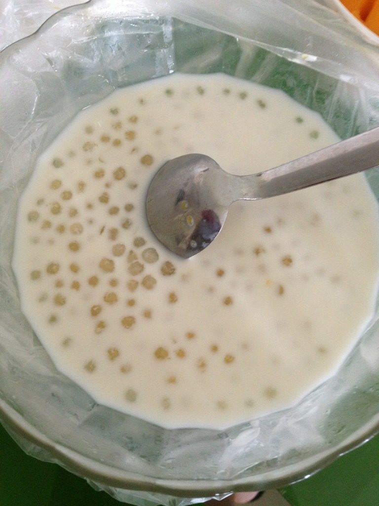 芒果牛奶西米露,将西米浸泡到牛奶中、喜欢甜点的可以把牛奶里加些糖，等糖融化后 加入芒果即可，