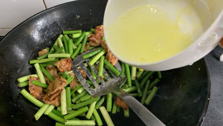 蒜苔炒肉片,来一点清水,以免粘锅