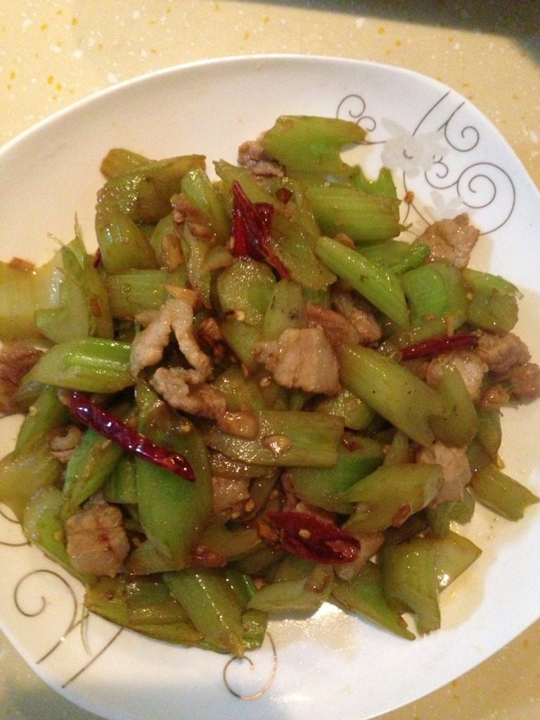 西芹炒肉,成品出锅、本人加了一点酱油，味道很棒，如果喜欢清淡的可以不用加哦！