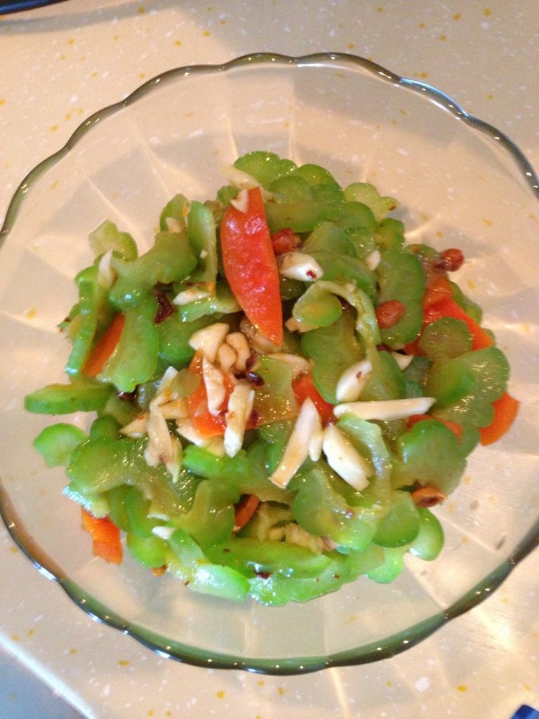 凉拌苦瓜〜,放入容器，依次加入蒜末，香油、盐 味精、还可以稍放些白醋，再加入红油拌匀即可