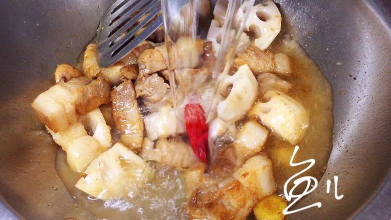 五花肉焖莲藕,倒入清水,没过食材