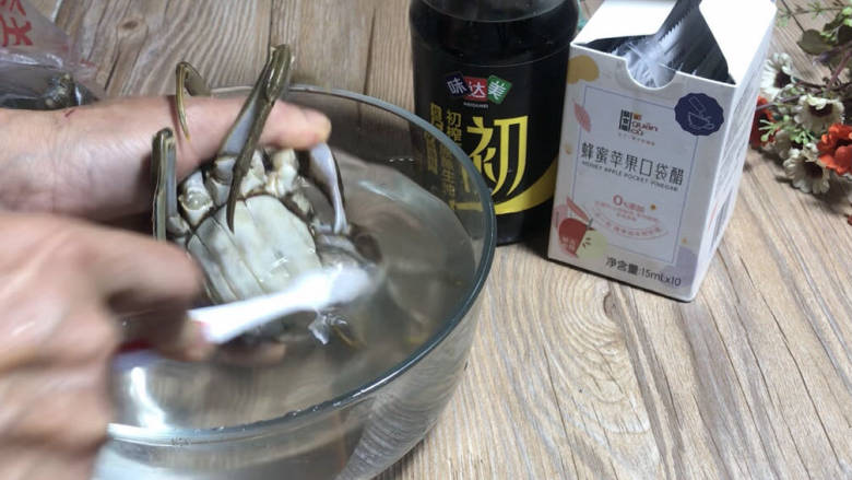 水煮螃蟹,再用牙刷清洁全身，特别是大钳子的毛