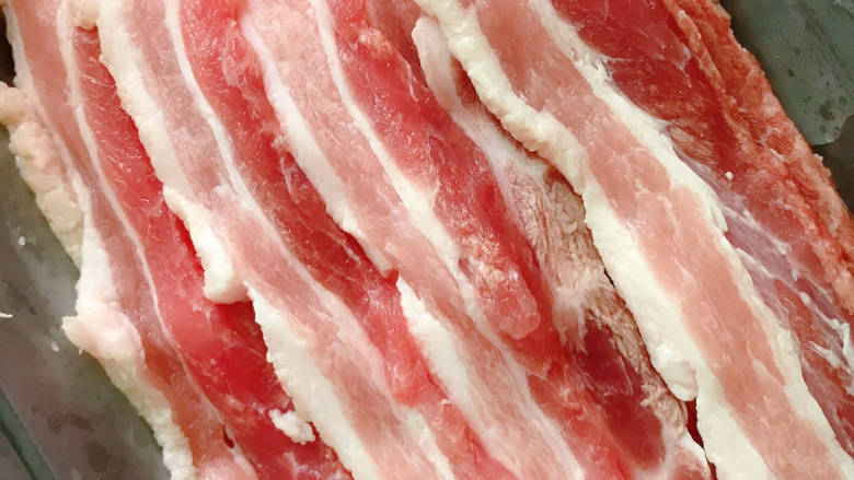 烤五花肉(奥尔良烤翅味),取出切长片