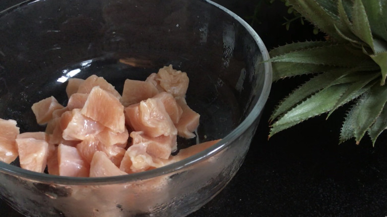 菠萝炒鸡,鸡肉洗净切成小丁,装入大碗中