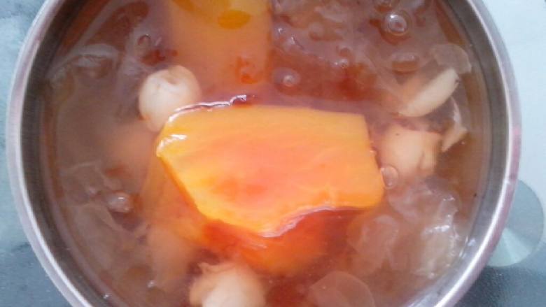 木瓜桃胶银耳莲子羹