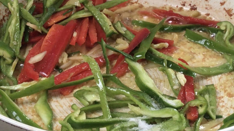 千张肉丝,放入青红椒炒匀,再加适量盐炒匀