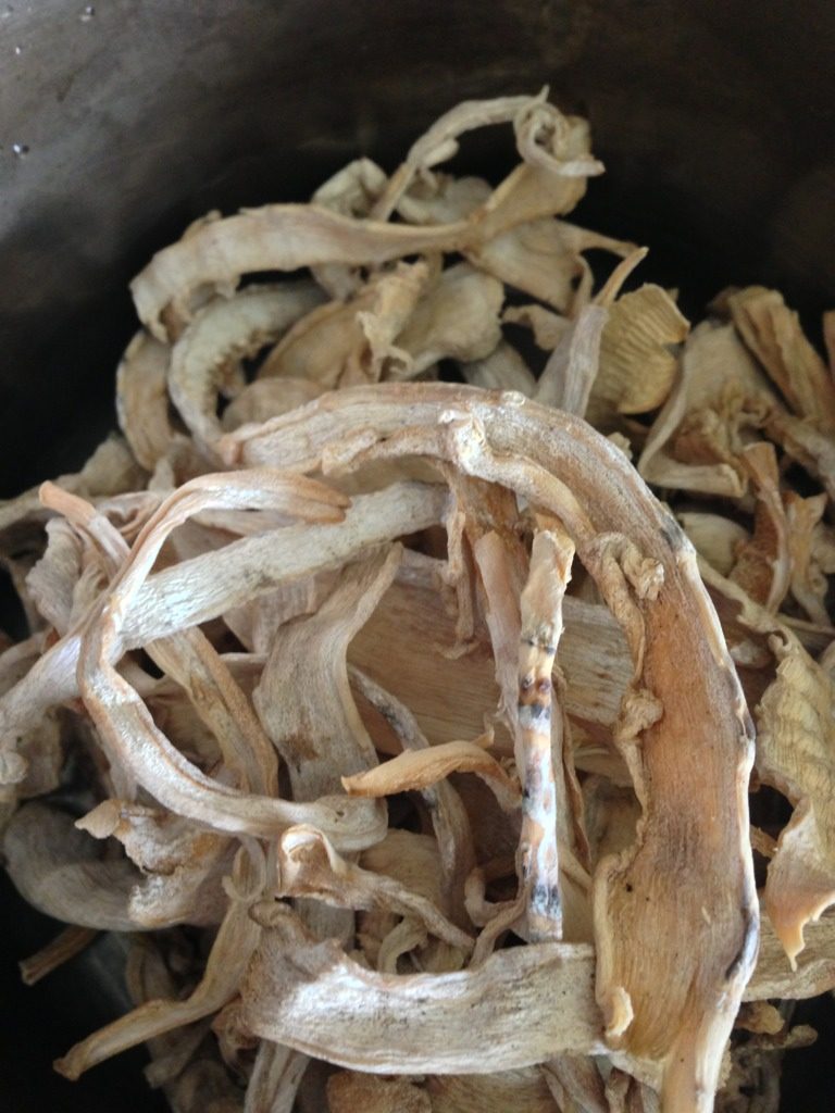 排骨烧冬笋干,泡冬笋干