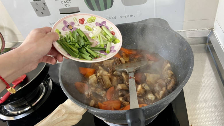 红烧羊肉煲➕胡萝卜煲羊排,汁不用完全收完,可以放到干锅或小砂锅里,点上小火越多越香,加入蒜苗,翻炒断生即可出锅