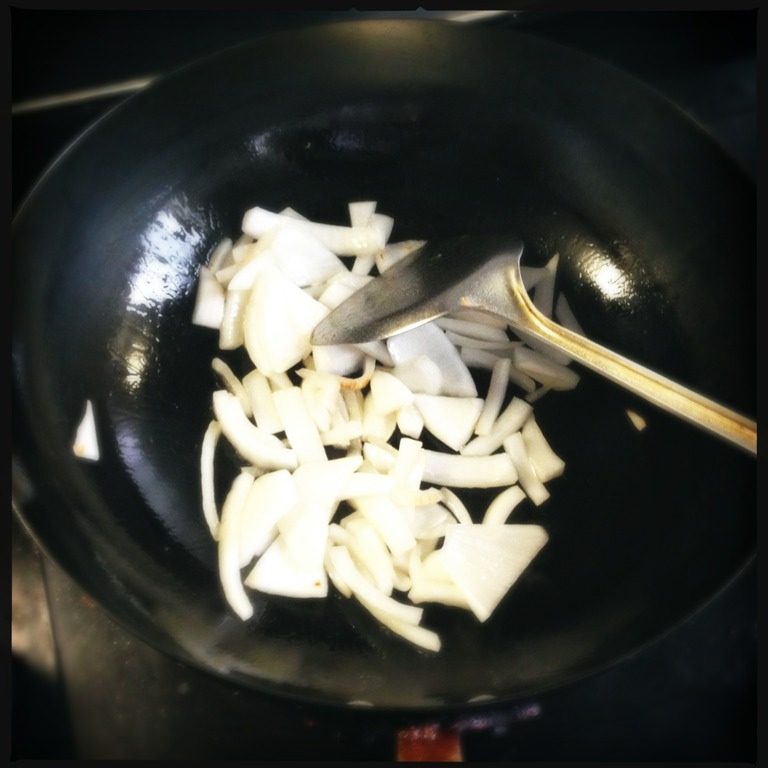 红酒炖牛肉,加入少许色拉油,温度稍热的时候放入洋葱爆炒出香味