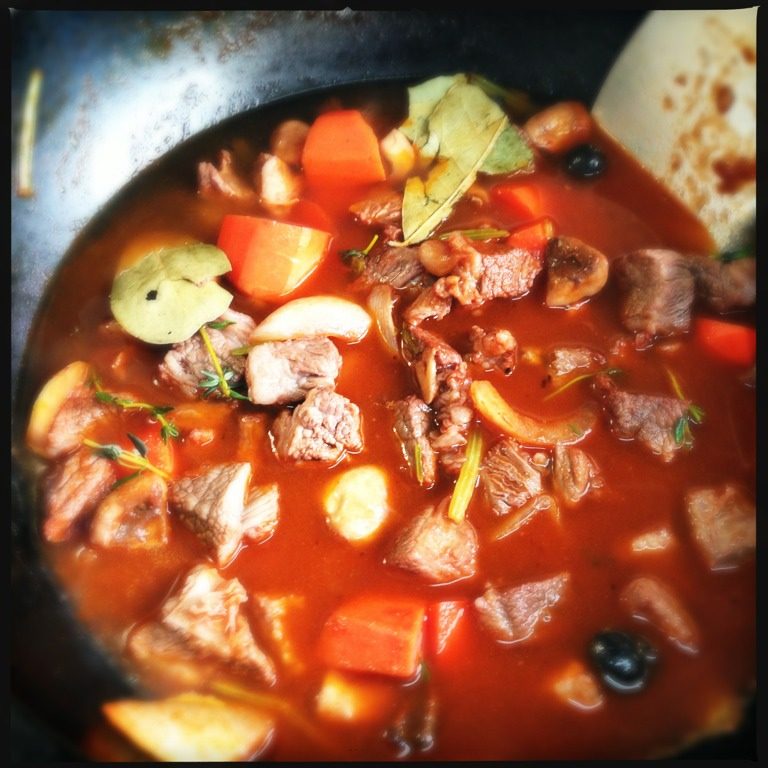 红酒炖牛肉,倒入<a style='color:red;display:inline-block;' href='/shicai/ 13418'>红酒</a>,煮开至粘稠状,加入开水淹没牛肉,加入香叶,百里香和少许海盐。
