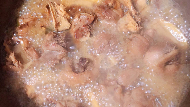 梨子炖肉,倒入开水,慢炖半小时。