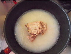一品蘑菇煲,煮够时间后掀开锅盖,汤已经变得乳白了,下入<a style='color:red;display:inline-block;' href='/shicai/ 2800'>生姜</a>片。继续煮5分钟后捞出肋排,留下白汤。